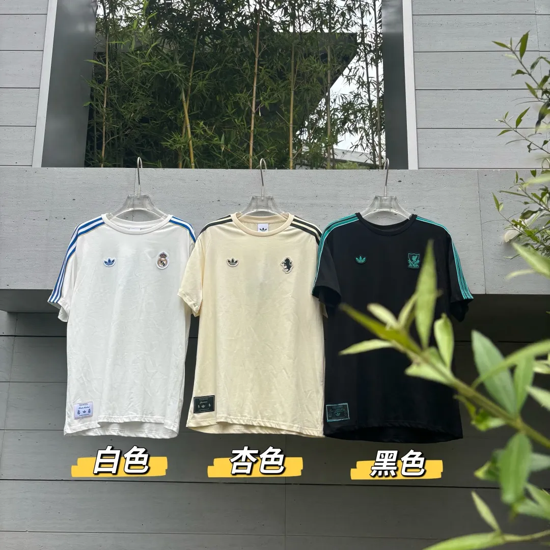 🈴𝟯Color Collection 𝟬𝟱𝟯𝟰𝟬#Exclusive real shot/difference between various stolen pictures and online version on the market [𝗔𝗗𝗜𝗗𝗔𝗦 Adidas Trefoil Joint Football Round Neck Couple Same Style Short Sleeve/𝗧 Shirt] Original order Liverpool Football Club joint Versatile is not picky. ✅Full set of 1:1 customized accessories ➕Customized three-label ➕𝗬𝘂𝗮𝗻 version hang tag ➕𝗹𝗼𝗴𝗼 packaging bag🔥 ➕Scan the tag to enter the official website. ✅Top Original version, ins Xiaohongshu Dewu Kuaishou and many bloggers wear it. ❤️Studio model 175/150 wears size L. It is loose and skin-friendly. Breathable. It is super comfortable for daily wear. The clover logo on the chest is very recognizable. 3D three-dimensional tailoring. The upper body is crisp and stylish. The version is loose. It covers the flesh and makes you slim. Perfectly modify the figure. The full set of accessories is customized in a one-to-one mold, striving for excellence. Good Quality is never just talk! Color; White Apricot Black Size; S M L XL XXL